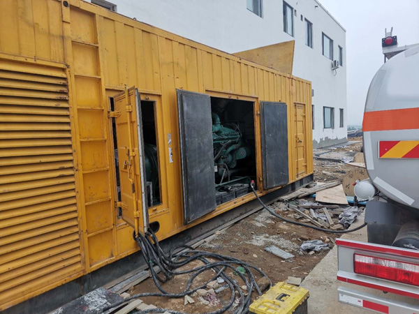 青湖路街道如何在发电机出租合同中约定设备的维修和保养责任？