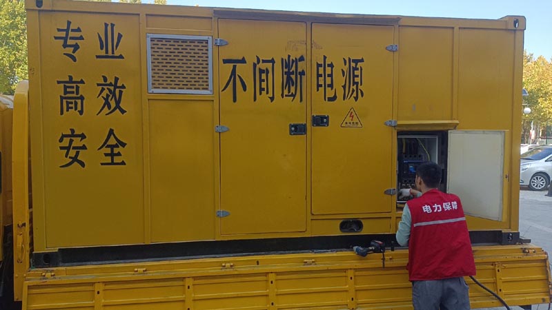 青湖路街道柴油发电机组和UPS电源配合使用时，如何避免切换过程中的电力中断？