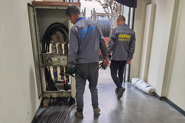 青湖路街道柴油发电机组的输出电压调节方式对设备性能有哪些影响？